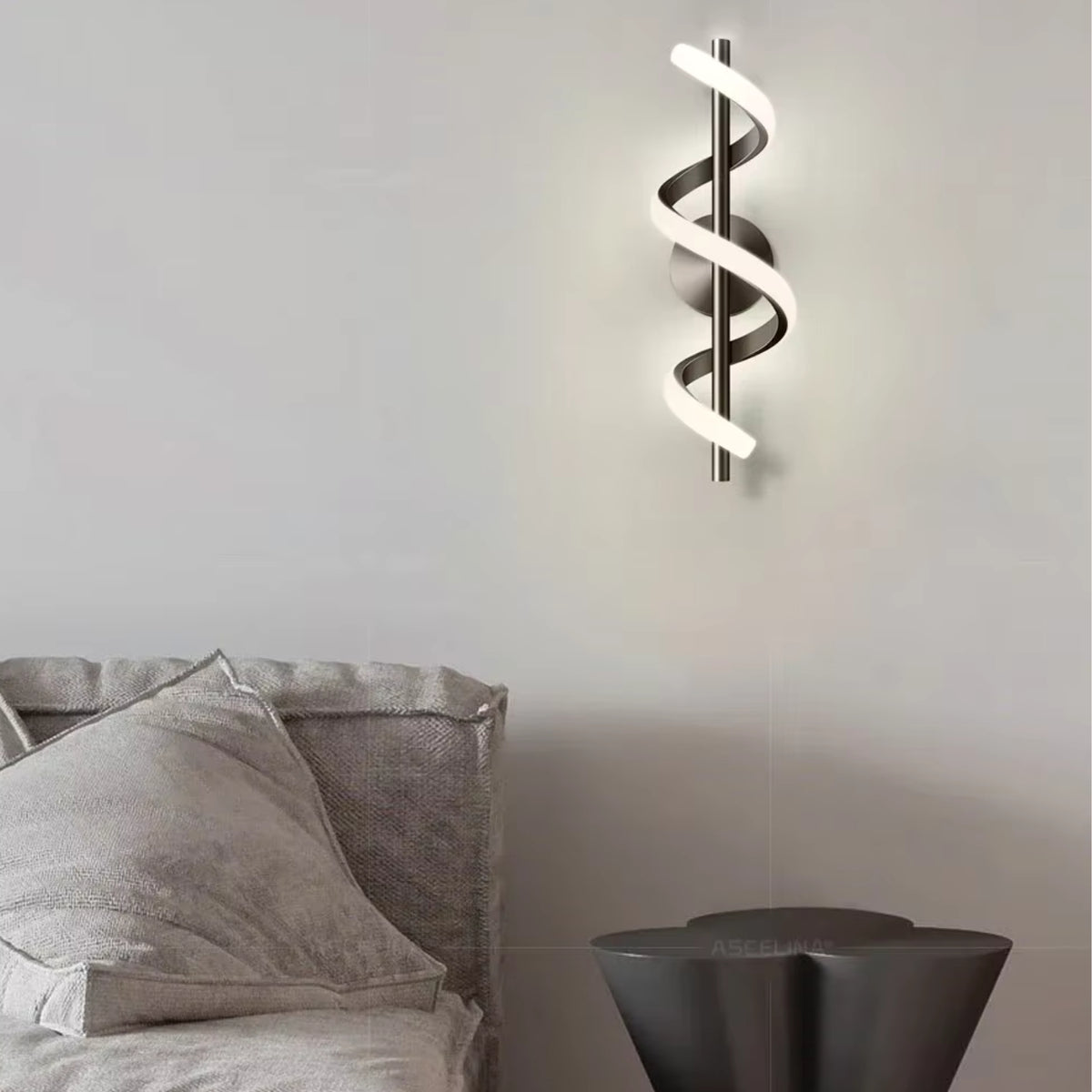 Applique Murale Solstice - Luminaire Spiral LED en Laiton Brossé 40 cm