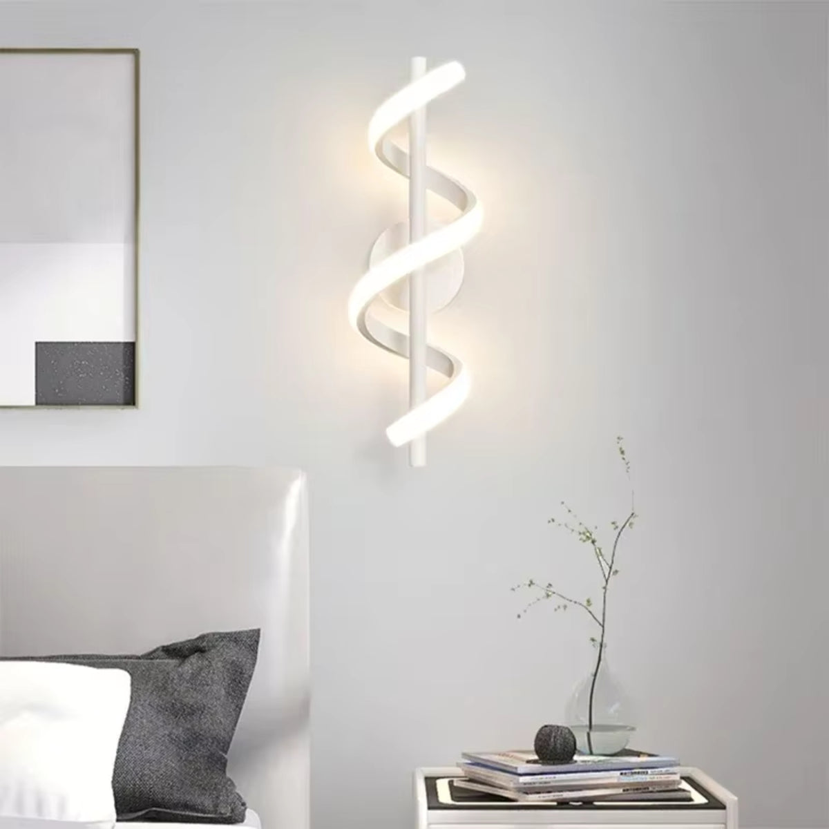Applique Murale Solstice - Luminaire Spiral LED en Laiton Brossé 40 cm